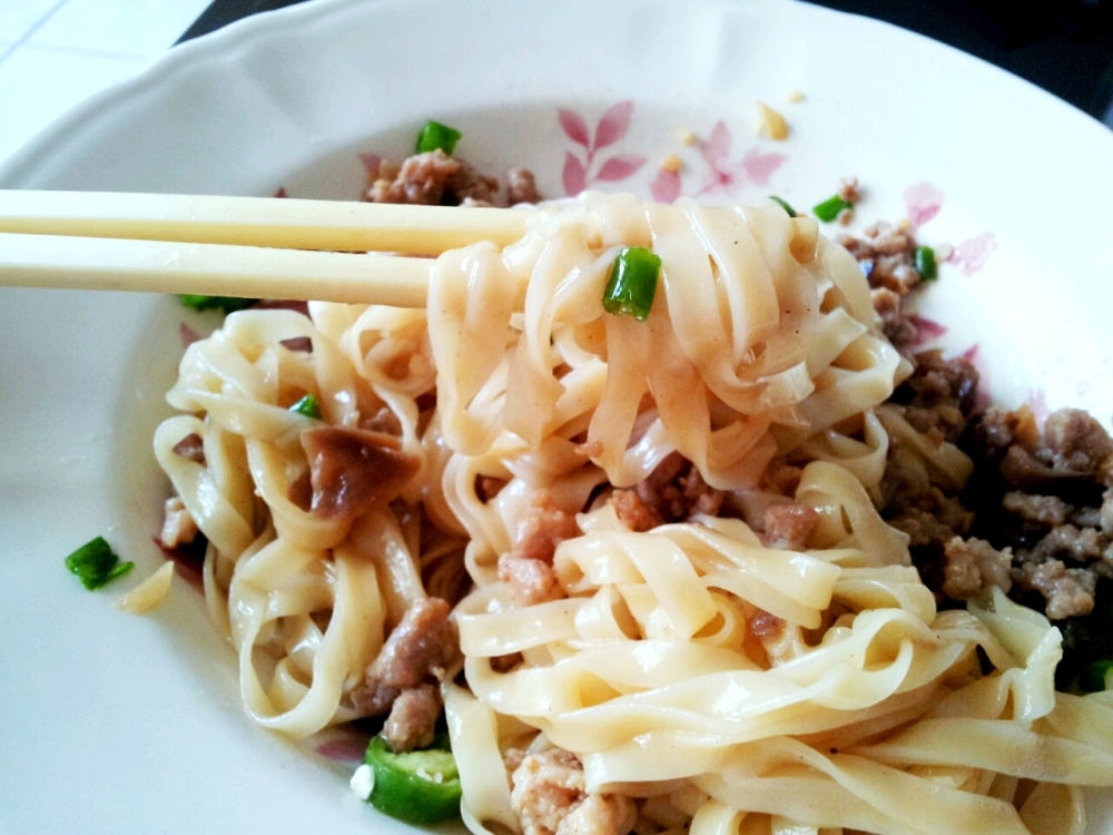 Just look at those glossy noodle strands, coated with pork gravy..... heavenly!