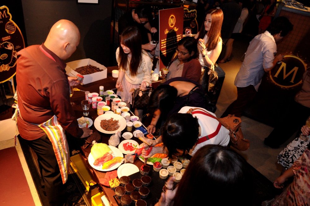 Spotted Vivian Khoo and Samantha Kong!