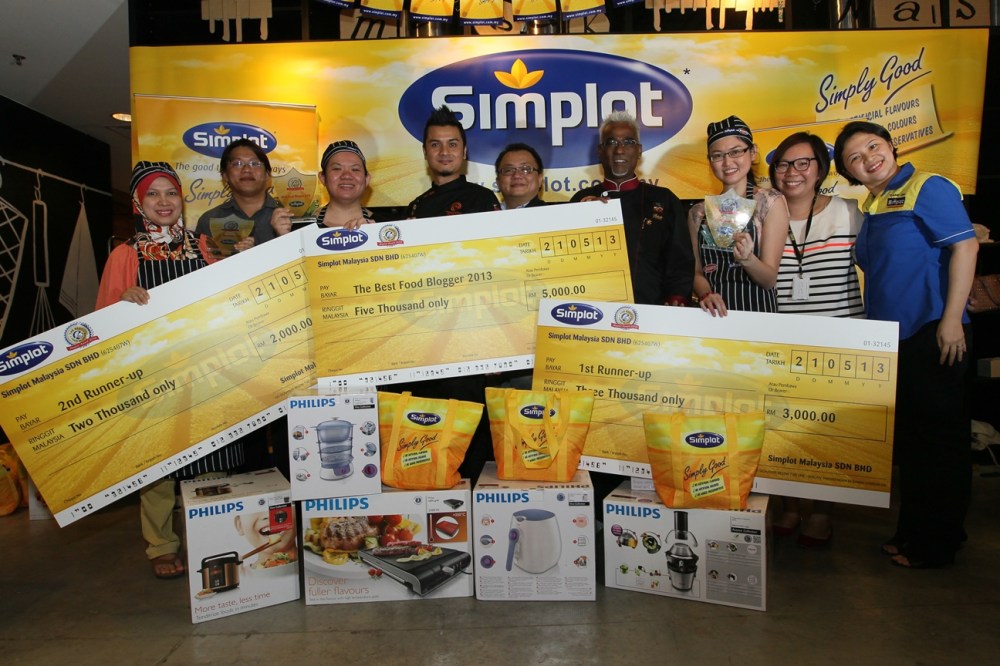 Top 3 winners of Simplot Award - Best Food Blogger Cook-Off Competition with their prizes along with Simplot and renowned culinary judges