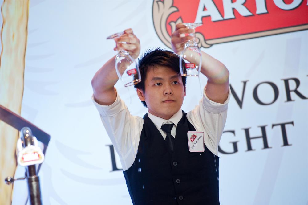 Stella Artois WDM 2013 (2):  1st Qualifier, Tang Kum Loong performs his winning Stella Artois 9-step Perfect Pour ritual in front of a live crowd.