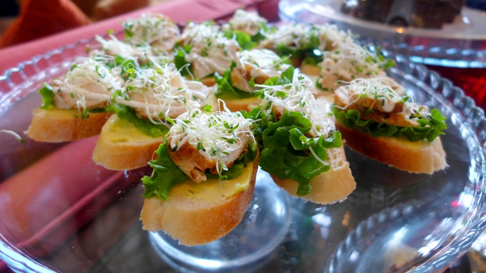 Chichken, Alfalfa Sprouts and Arugula. Good combination. 