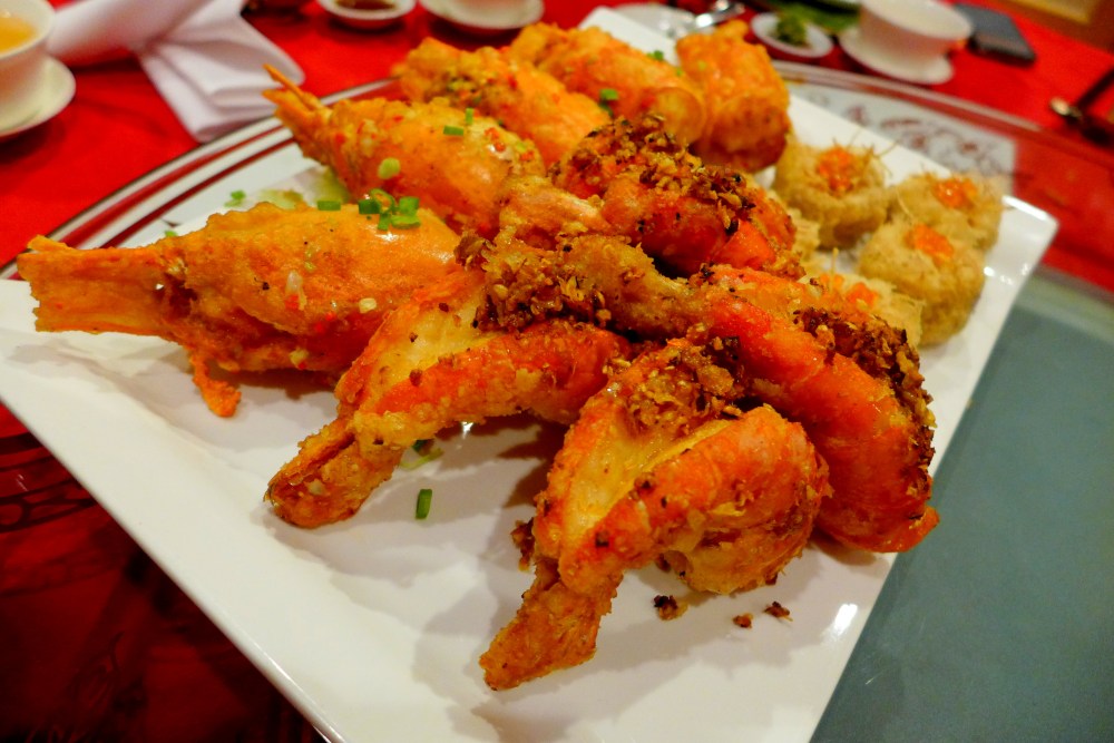 锦绣前程（天宝特色双拼）Celestial Court Duo Combination of 特色双味虾 Two Preparations of Fresh Water Prawns and 鲑鱼籽芋茸带子 Scallop Yam Puff topped with Salmon Roe 