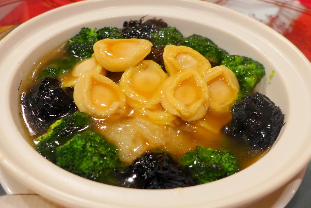 五福呈祥（鲍鱼仔海参魚鰾发菜）Braised Baby Abalone with Baked Fish Maw, Sea Cucumber and Sea Moss. 