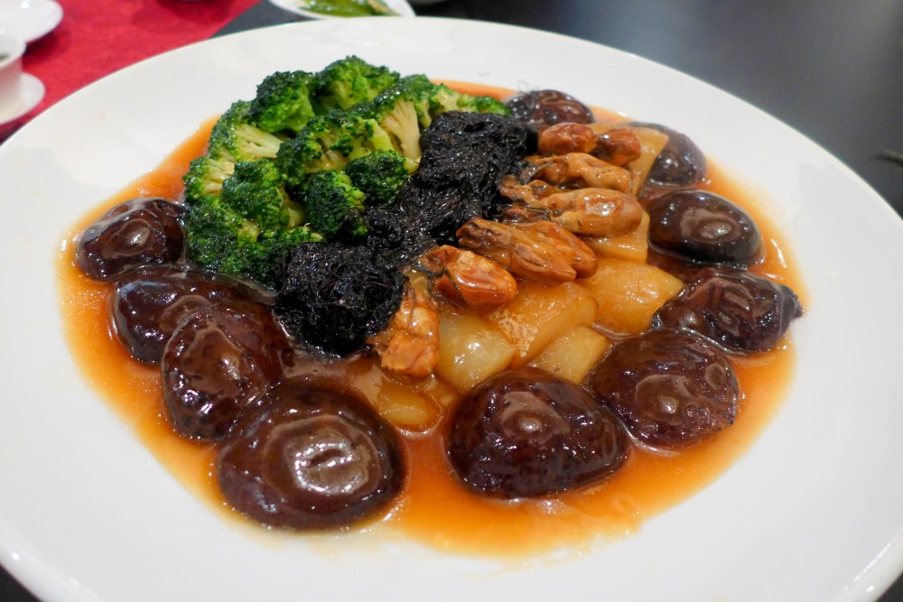 Braised Sea Cucumber, Mushroom, Dry Oyster and Black Moss with Greens (海参发菜冬菇时蔬)